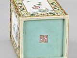 an image of a small box with a picture of a bird on it