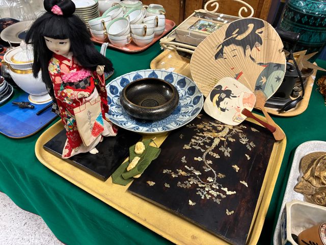 Un plâtre en porcelaine d'Asie accidenté, une coupe en bronze pol...