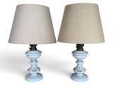 une paire de lampes de table bleues avec des abat-jours beiges sur fond blanc