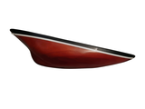 un bateau rouge et noir orné d'une bande blanche