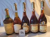 plusieurs bouteilles de vin sont alignées sur une table