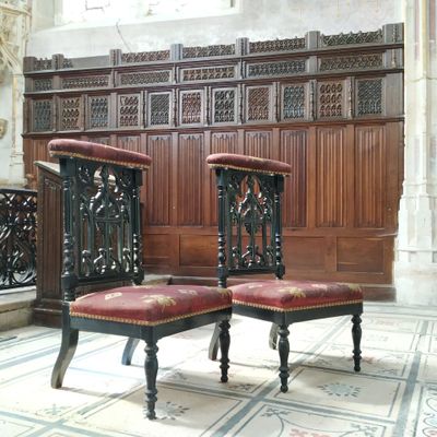 deux chaises placées au milieu d'une pièce
