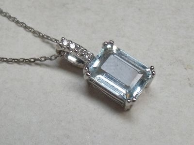 un collier composé d'une topaze bleue montée sur une chaîne
