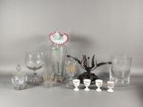 beaucoup de vases et de verres sur la table
