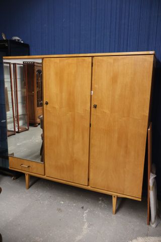 VINTAGE – Armoire Penderie ouvrant à trois portes dont miroir et ...