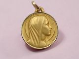 gros plan d'une pièce d'or portant un visage de femme