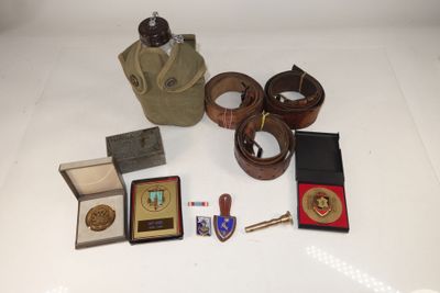Lot militaria, comprenant: gourde en aluminium, avec housse,…