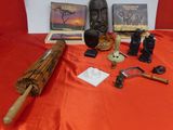 de nombreux objets posés sur un tissu rouge