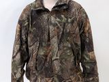 un gros plan d'une veste de camouflage posée sur un mannequin