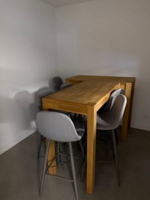 une table et des chaises dans une pièce avec fenêtre