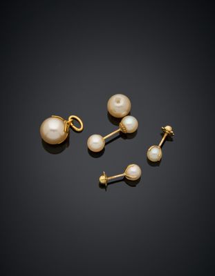 un lot de trois boucles d'oreilles en perles et or
