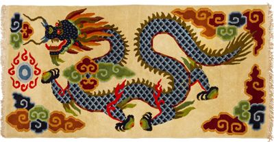 un tapis oriental orné d'un motif représentant un dragon