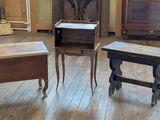 trois tables et deux tables d'appoint dans une pièce