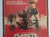 L'affiche du film « Planet Terror » est accrochée au mur.