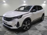 Le SUV blanc est garé dans une pièce au sol carrelé en damier.