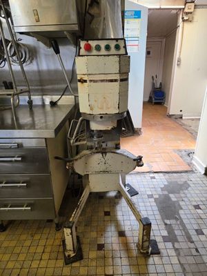 une image d'une cuisine commerciale avec beaucoup d'équipements