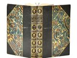 un vieux livre orné de motifs dorés et noirs