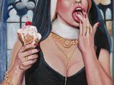 tableau représentant une religieuse en train de manger un cornet de glace devant un vitrail