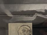 une photo d'une boîte aux lettres sur laquelle figure un timbre