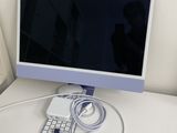 une image d'un écran d'ordinateur et d'un clavier sur un bureau