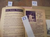un livre sur lequel est posé un marque-page, à côté d'une feuille de papier