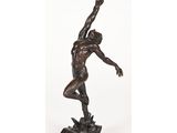 une statue en bronze représentant un homme tenant un ballon de basket