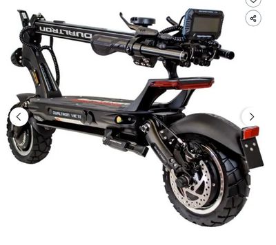 un scooter posé sur un fond blanc