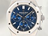 une image montrant un gros plan d'une montre au cadran bleu