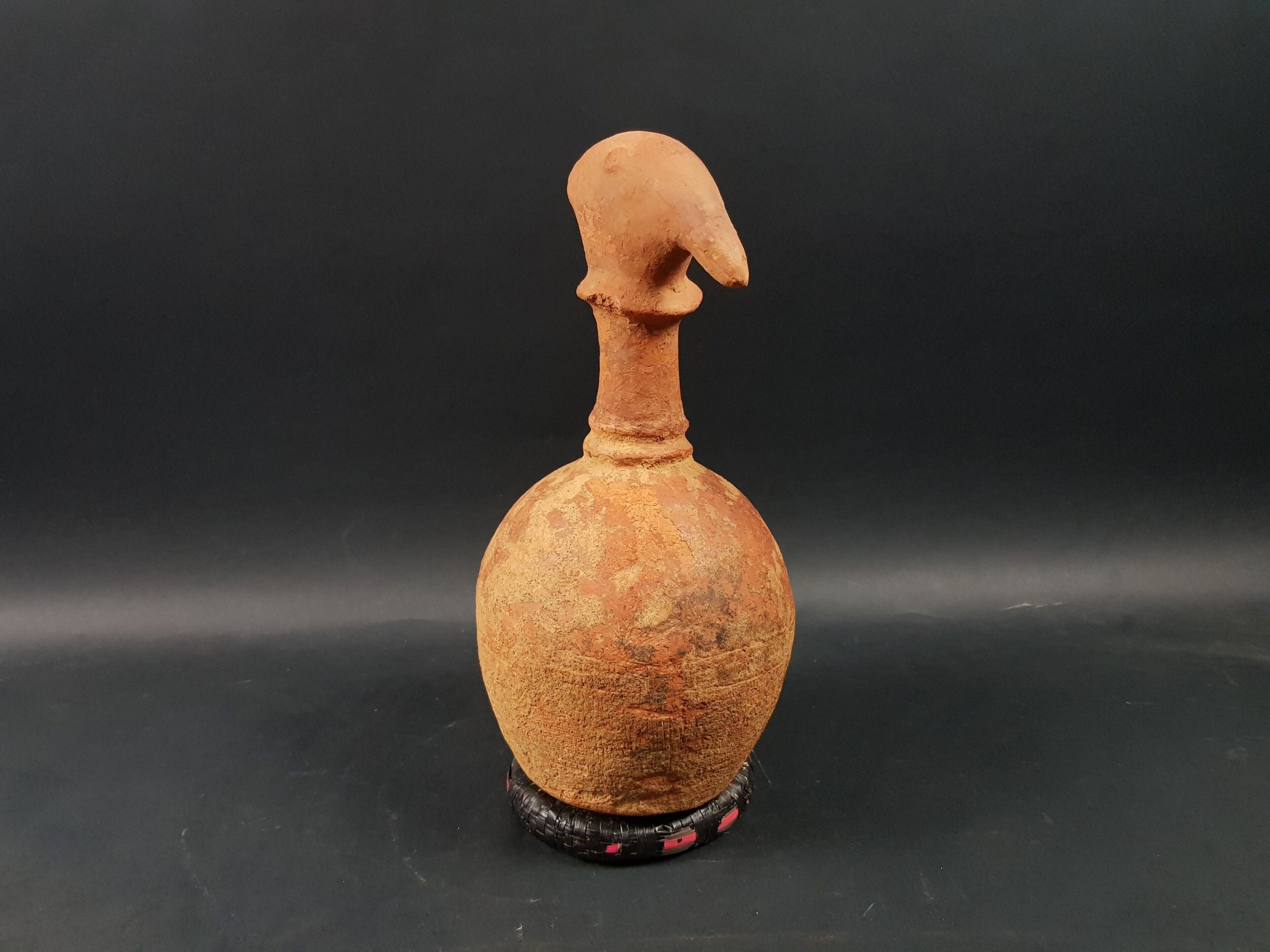 Urne Niani, Guinée Terre-cuite XIe - XIIIe siècle Rare pseudo calice à décor de tête d'oiseau. Belle engobe ancienne ...