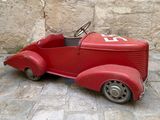 une petite voiture rouge avec un numéro à l'avant