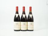 trois bouteilles de vin posées sur une table l'une à côté de l'autre
