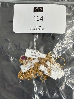 il y a beaucoup de bijoux en or exposés dans la boutique