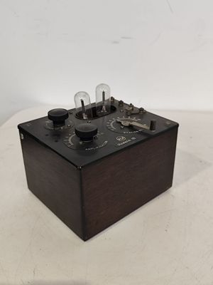 une petite boîte en bois sur laquelle est posée une horloge