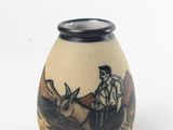 un petit vase sur lequel figure l'image d'un homme à cheval
