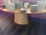 beaucoup d'assiettes et de tasses posées sur une table en bois