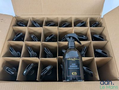 une boîte en carton contenant une bouteille de produit nettoyant