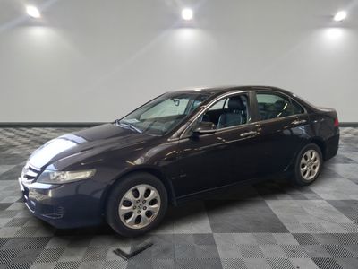 la photo d'une voiture garée dans un garage