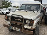 un camion garé sur un parking avec d'autres voitures