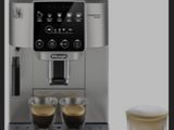 une image représentant une machine à café devant laquelle se trouvent deux tasses de café