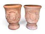 deux vases posés l'un à côté de l'autre sur une surface blanche