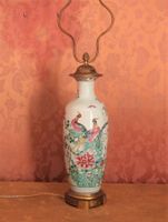 CHINE. Vase en porcelaine de forme ovoïde à décor polychrome…