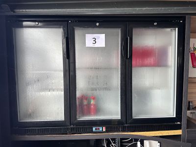 un réfrigérateur muni de trois portes vitrées sur le côté