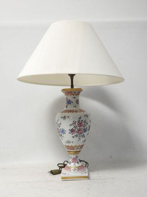 une lampe posée sur une table à côté d'un mur