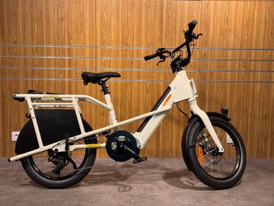 une photo d'un vélo garé dans un garage