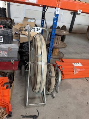 tout un tas d'outils qui traînent par terre dans le garage