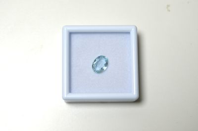 Une aigue-marine facettée ovale d'un poids de 2 cts