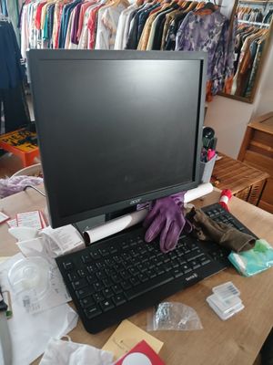 un bureau équipé d'un écran d'ordinateur et d'un clavier
