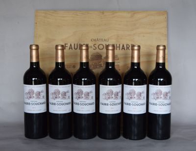 six bouteilles de vin rouge devant une caisse en bois