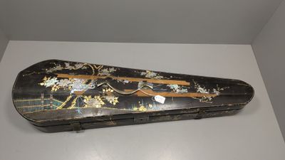 Boîte de violon laquée à décor de motif de nacre