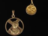deux pendentifs en or représentant Jésus et une croix